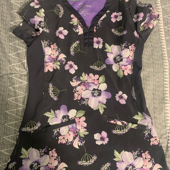 Cute floral scrub top! - Picture 2 of 2